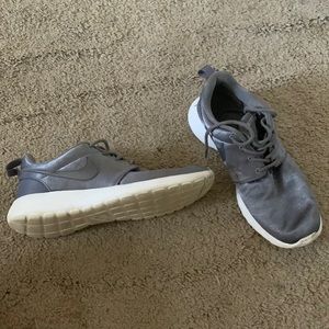 Women’s Grey Nike Roushe